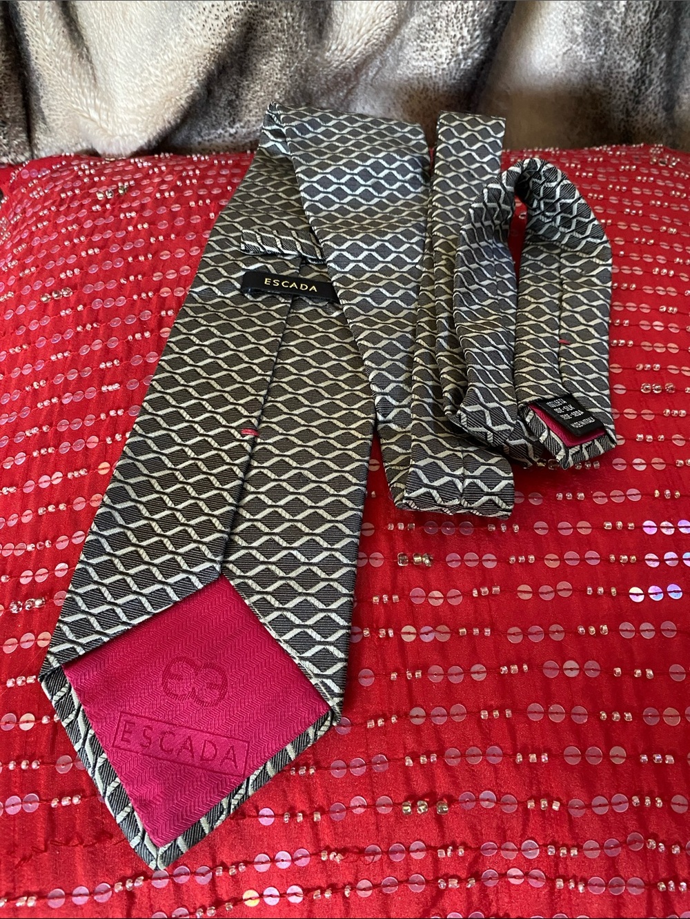 Escada 💯 Silk Made in Italy 🇮🇹 Textured Subtle Shimmer Luxury Rare Tie NWOT